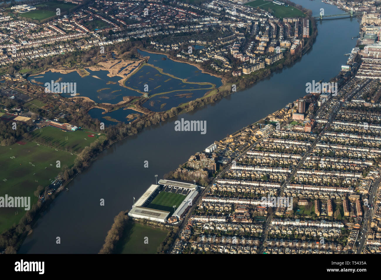 Vue aérienne de Barnes, y compris Londres Fulham FC et le Centre des terres humides Banque D'Images