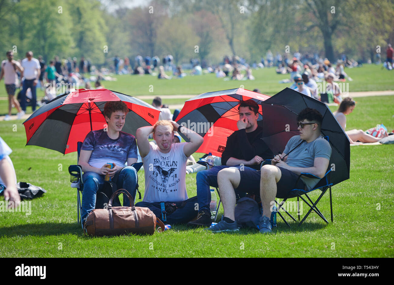 Londres, Royaume-Uni. 20 avril, 2019. Les gens profiter du soleil et de l'éclairage jusqu'à 16 h, au cours de l'événement 420, Hyde Park, que les gens se rassemblent pour célébrer Banque D'Images