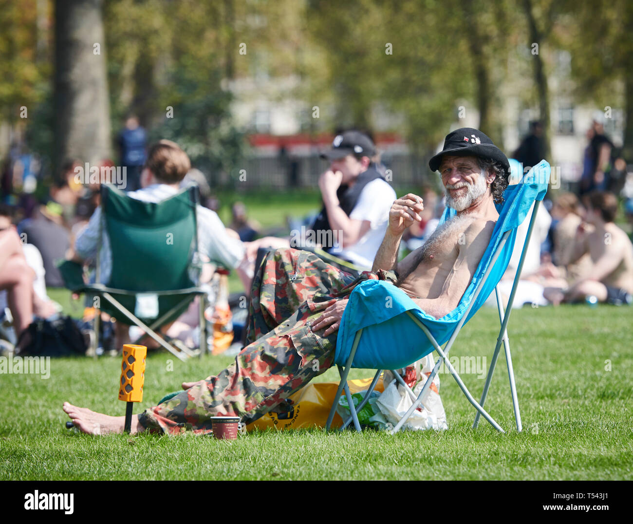 Londres, Royaume-Uni. 20 avril, 2019. Les gens profiter du soleil et de l'éclairage jusqu'à 16 h, au cours de l'événement 420, Hyde Park, que les gens se rassemblent pour célébrer Banque D'Images