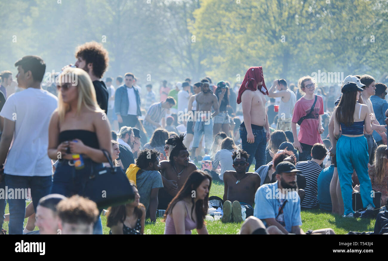 Londres, Royaume-Uni. 20 avril, 2019. Les gens profiter du soleil et de l'éclairage jusqu'à 16 h, au cours de l'événement 420, Hyde Park, que les gens se rassemblent pour célébrer Banque D'Images