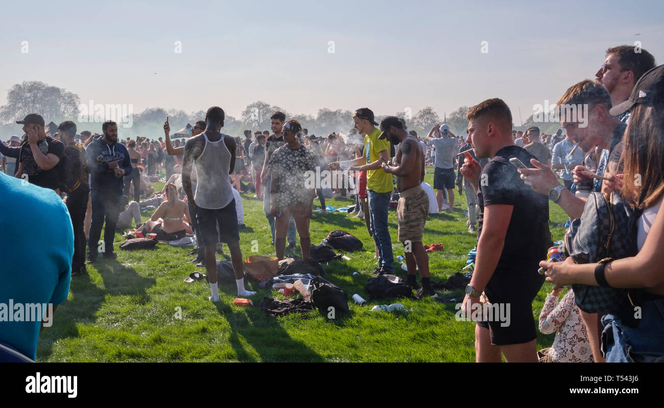 Londres, Royaume-Uni. 20 avril, 2019. Les gens profiter du soleil et de l'éclairage jusqu'à 16 h, au cours de l'événement 420, Hyde Park, que les gens se rassemblent pour célébrer Banque D'Images