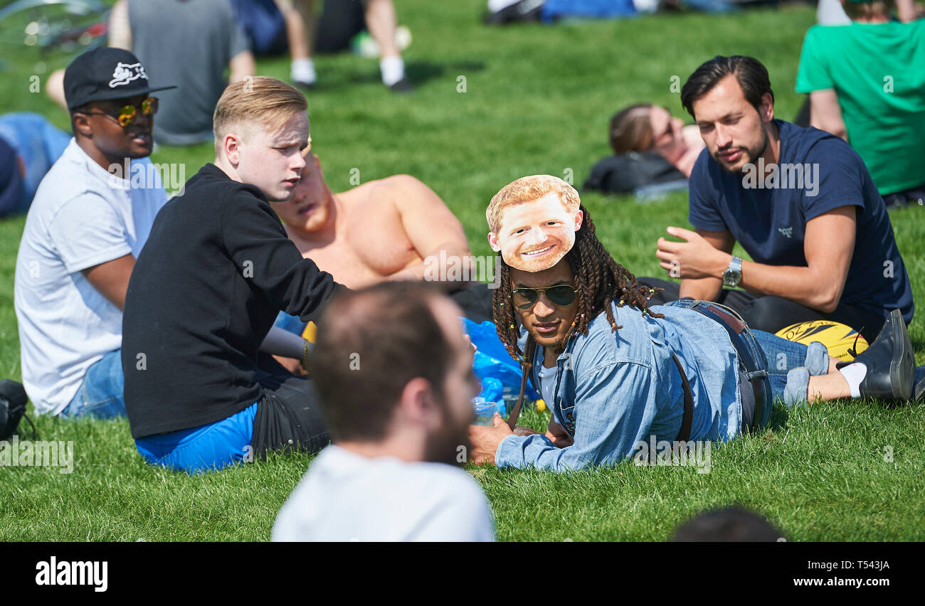 Londres, Royaume-Uni. 20 avril, 2019. un prince Harry masque dans le soleil à l'événement 420, Hyde Park, que les gens se rassemblent pour célébrer leur appréciation de Banque D'Images