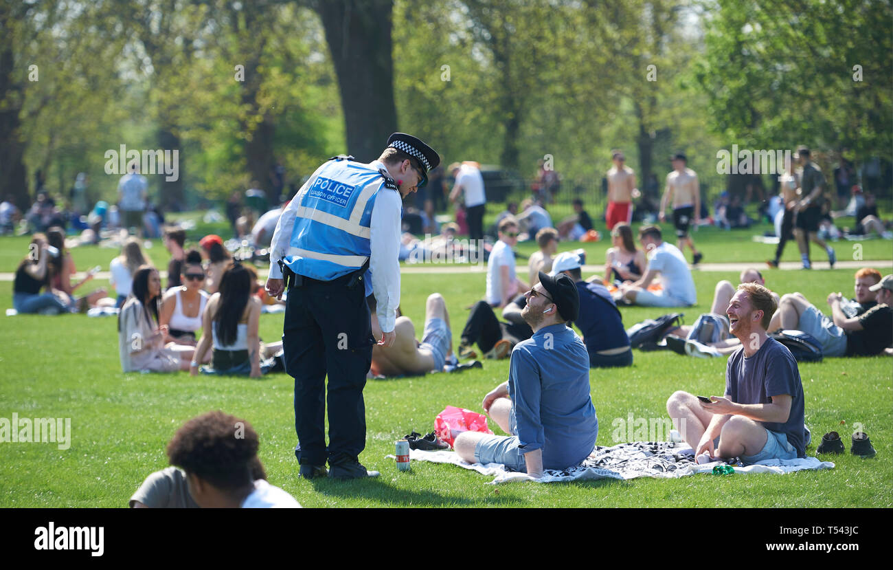 Londres, Royaume-Uni. 20 avril, 2019. un policier parle aux gens à l'événement 420, Hyde Park, que les gens se rassemblent pour célébrer leur appréciation de Banque D'Images