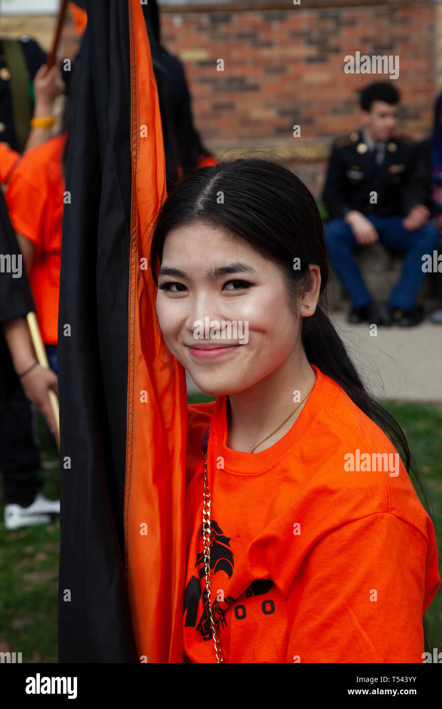 Hispanic woman smiling at the Parade de Cinco de Mayo. St Paul Minnesota MN USA Banque D'Images