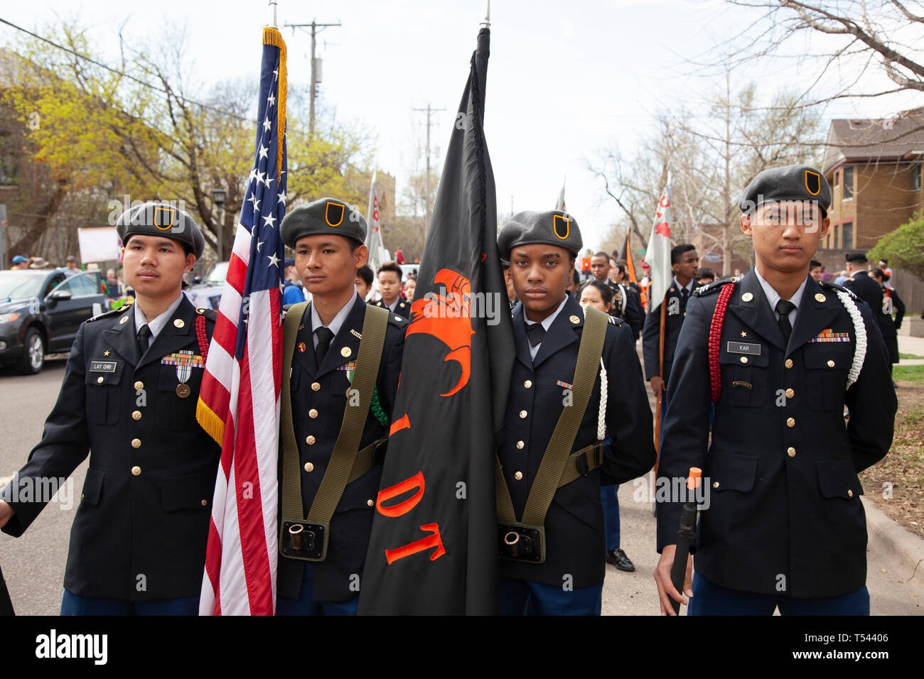 Mexican American youth brigade militaire avec des drapeaux marcher dans le  défilé de Cinco de Mayo. St Paul Minnesota MN USA Photo Stock - Alamy