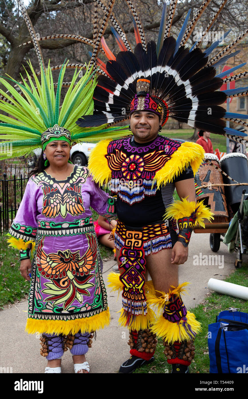 Couple habillé en vêtements de cérémonie autochtone portant des morceaux de tête à plumes marching dans le défilé de Cinco de Mayo. St Paul Minnesota MN USA Banque D'Images