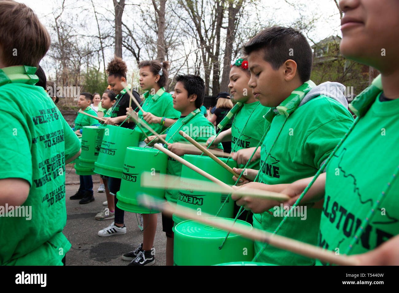 Les étudiants de l'école dans le Drumline Wellstone en utilisant des seaux de Menards tambours à Cinco de Mayo. St Paul Minnesota MN USA Banque D'Images