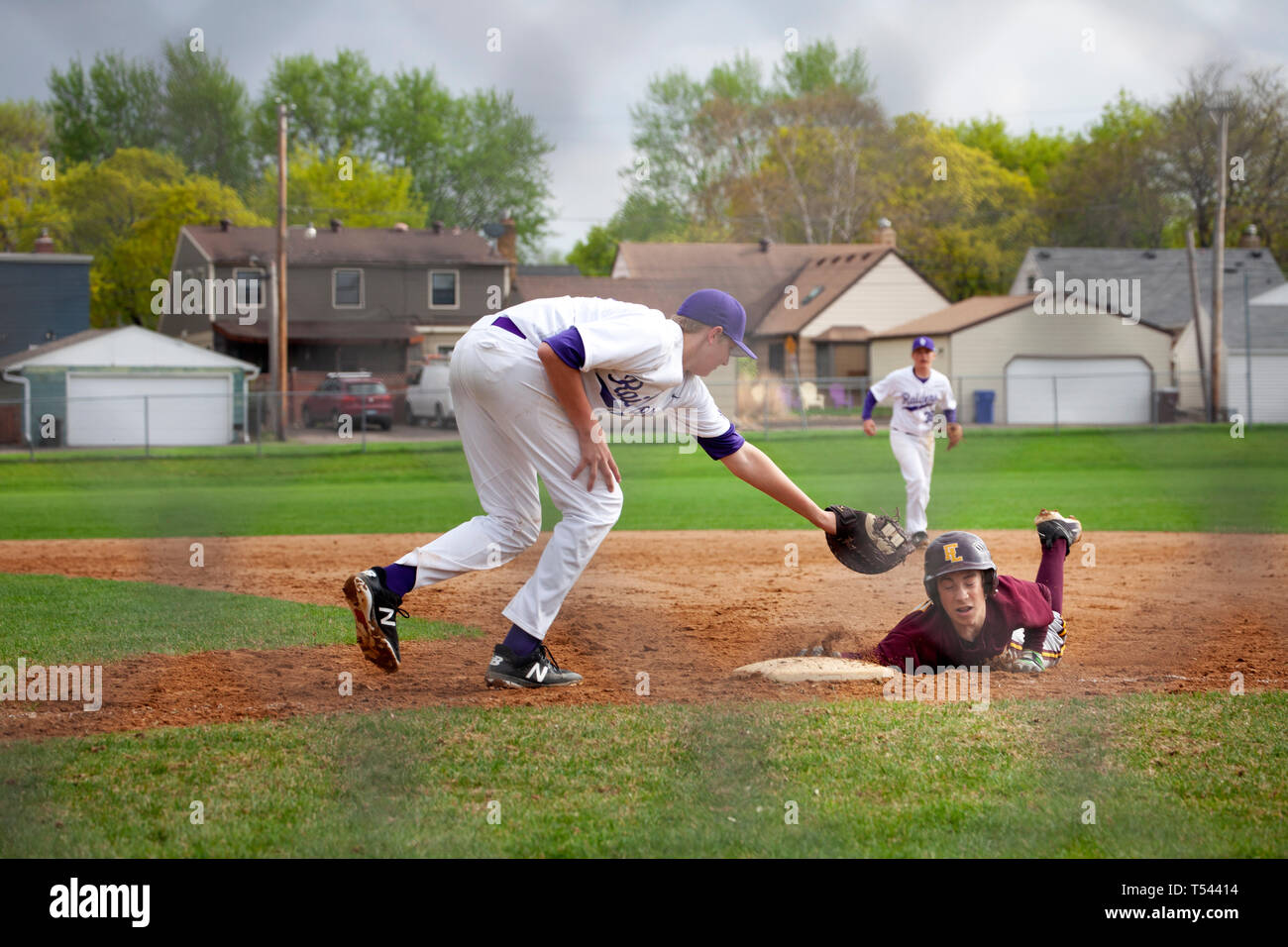 Premier but de l'adolescence d'essayer de marquer un joueur hors plongée pour la base située à Cretin-Derham Hall school accueil Terrain de baseball. St Paul Minnesota MN USA Banque D'Images