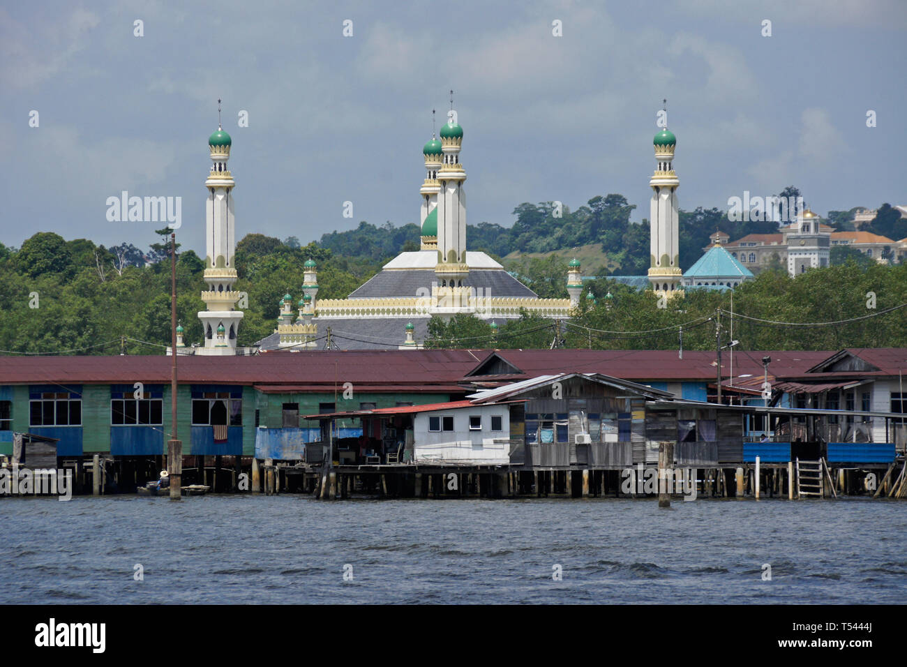 Masjid Pengiran Muda Al-Mutadee Bilah Mahkota et des maisons sur pilotis le long de la rivière Brunei, Bandar Seri Begawan, Sultanat de Brunei Banque D'Images