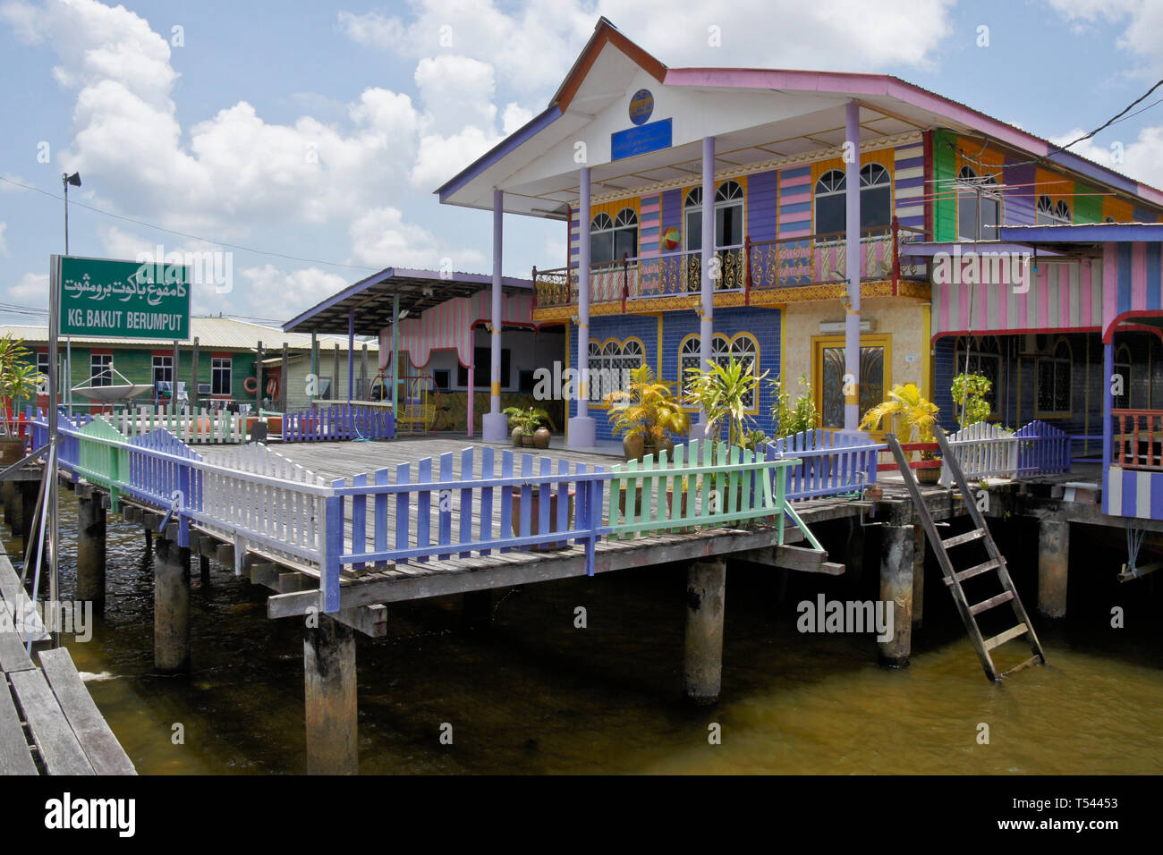 Accueil colorés en Kampong (village de Kampung Ayer) sur l'eau de la rivière Brunei, Bandar Seri Begawan, Sultanat de Brunei Banque D'Images