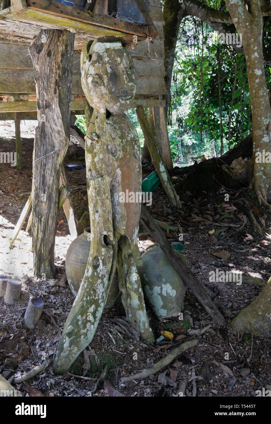 Bois sculpté figure d'Agum (de protection) à Mengkak, Batang Ai Longhouse, Parc national du Sarawak (Bornéo), Malaisie Banque D'Images