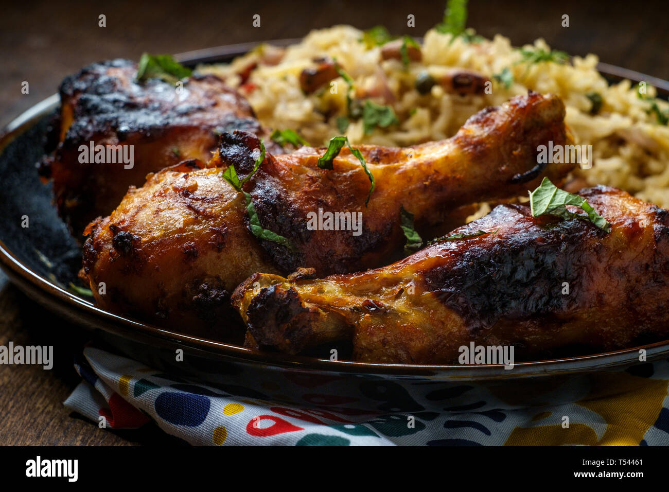 Cuisine africaine les jambes de poulet grillé avec riz jollof avec l'orzo et Black Eyed Peas Banque D'Images