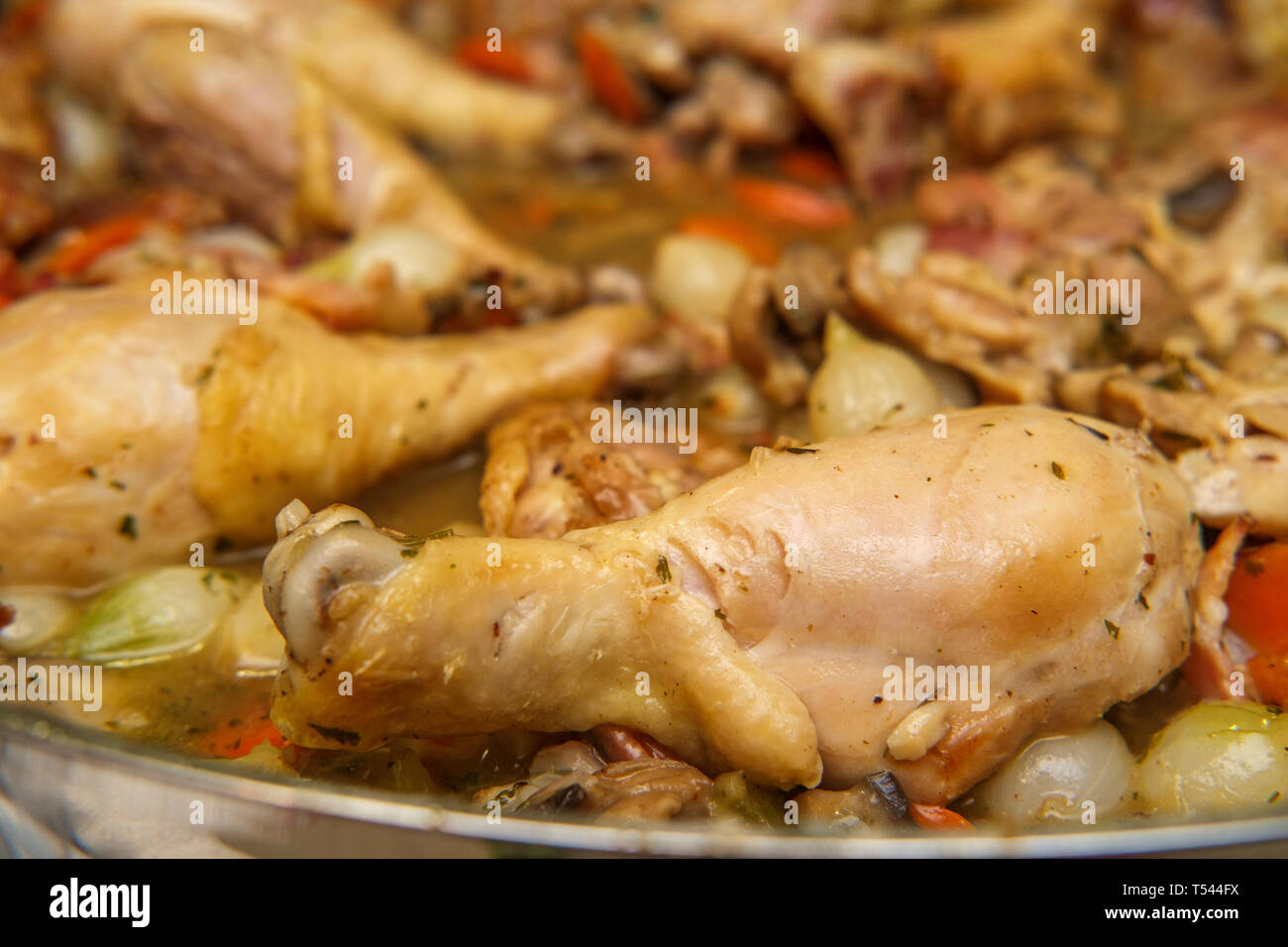 La cuisine française Coq au Vin avec ragoût de champignons crimini oignons perles et les carottes dans une sauce au vin blanc Banque D'Images