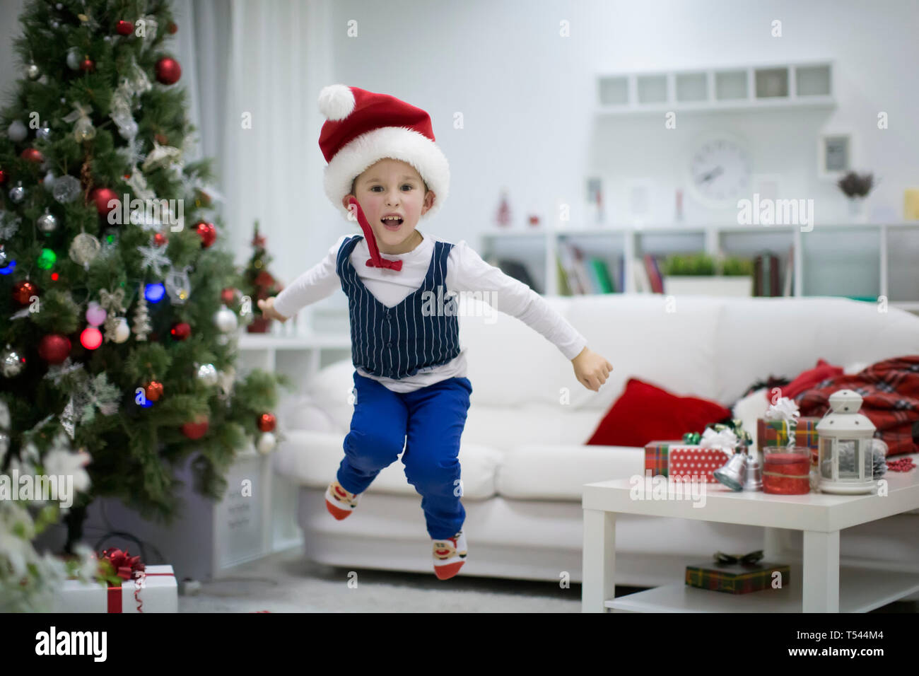Le garçon est heureux avec la nouvelle année. Heureux l'enfant de noël. Émotions submerger. Un 