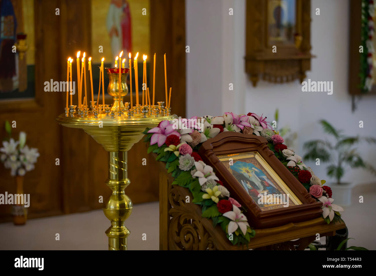 Le Bélarus, la ville de Minsk le 25 octobre 2017. Église de la ferme.l'intérieur de l'église. Autel et l'église des bougies Banque D'Images