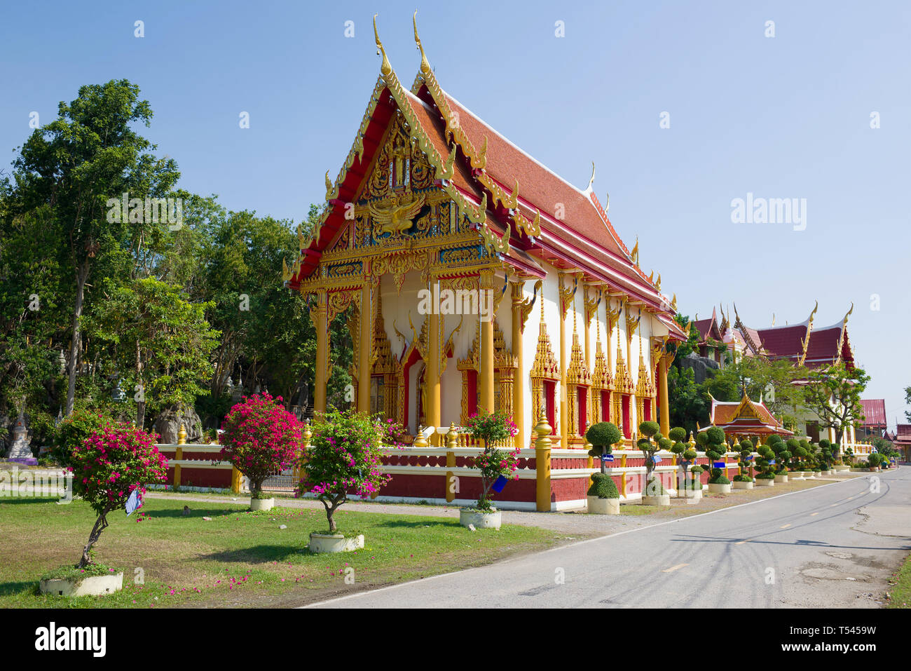 Temple Bouddhique Wat Bun Tawee lors d'une journée ensoleillée. Phetchaburi, Thailand Banque D'Images