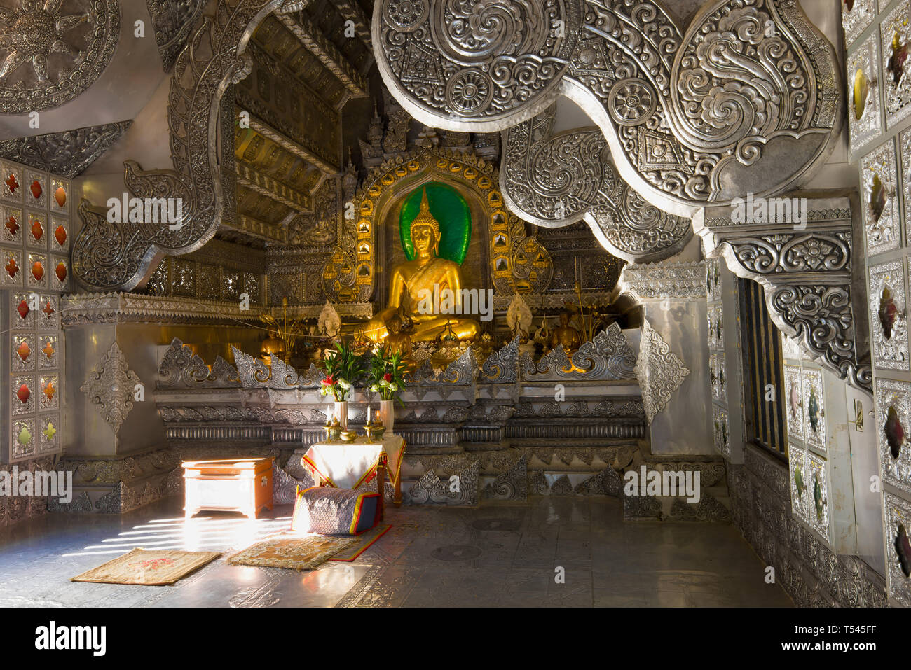 CHIANG MAI, THAÏLANDE - le 22 décembre 2018 : le Bouddha d'or dans l'intérieur de l'argent (temple Wat Sri Suphan) Banque D'Images