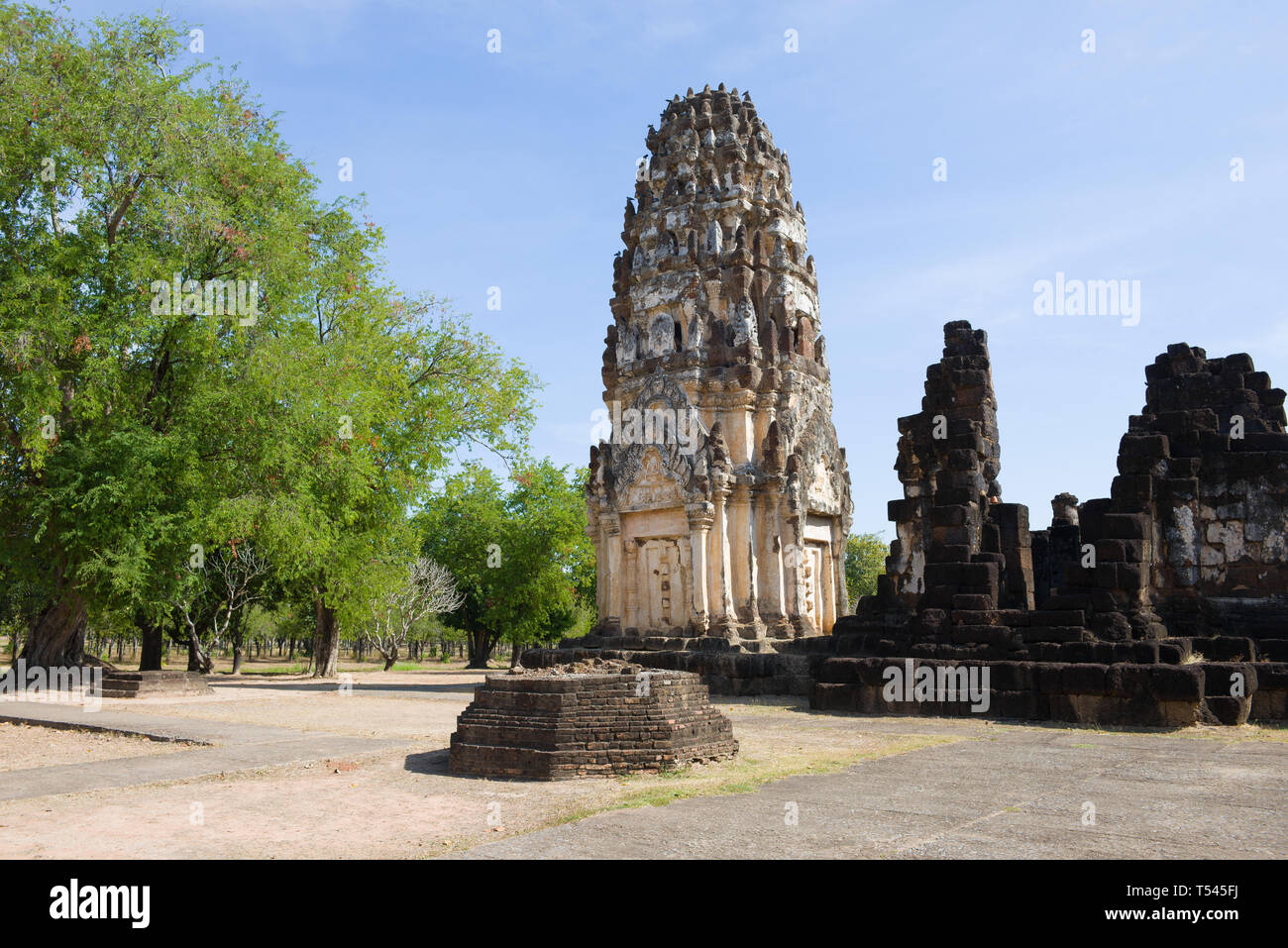 Prang khmers sur les ruines d'un ancien temple bouddhiste Wat Phra Pai Luang. Sukhothai, Thaïlande Banque D'Images