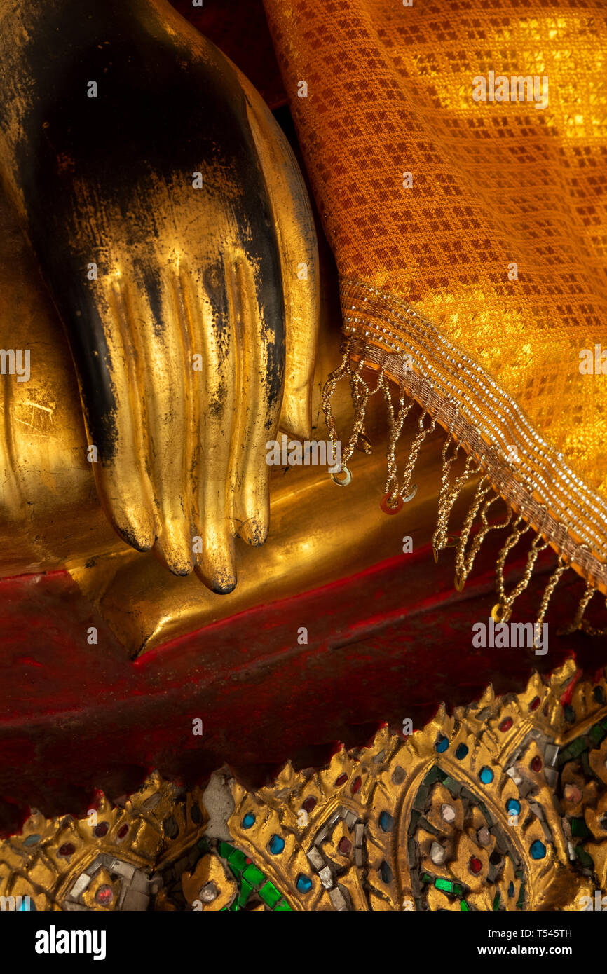 Thaïlande, Bangkok, Wat Pho, extra-Phra Rabiang de Phra Ubosot, golden Buddha statue avec part de toucher la masse dans Bhumisparsha mudra geste Banque D'Images