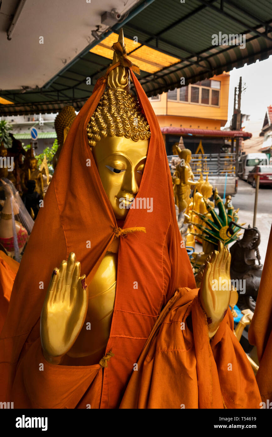 Thaïlande, Bangkok, Thanon Bamrung Mueang, Soi2 Mahannop, bouddhiste et accessoires de Bouddha en or, demande respectueusement enveloppé dans la robe de moine Banque D'Images