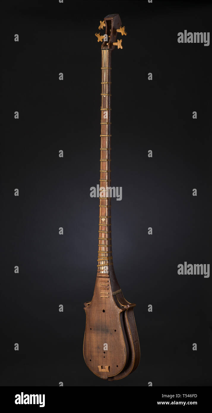 Instrument de musique asiatique antique sur fond noir avec rétroéclairage Banque D'Images