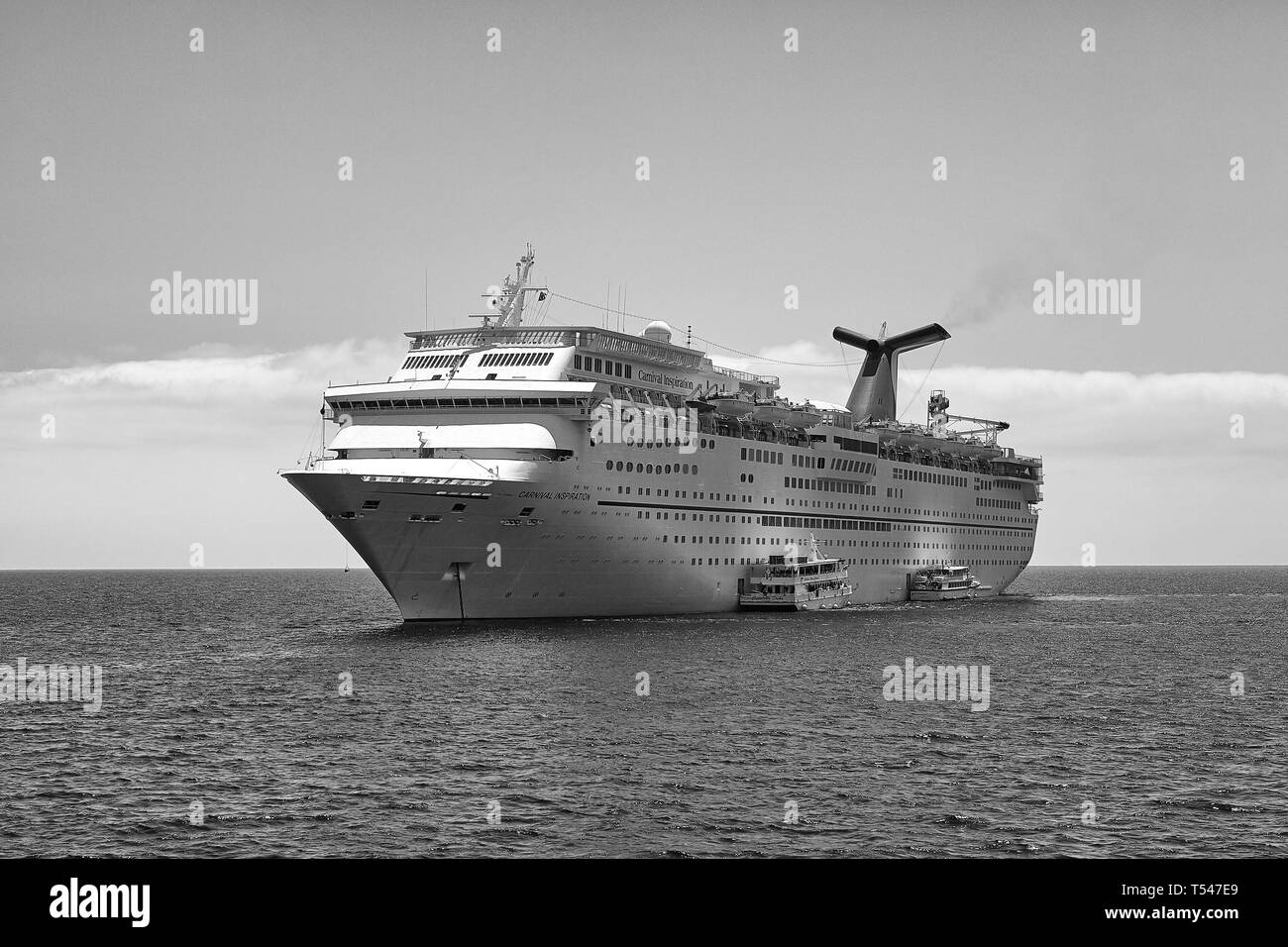 Photo en noir et blanc de la Carnival Cruise Line, bateau de croisière Carnival Inspiration, ancré à Avalon, Catalina Island, Californie, USA. Banque D'Images