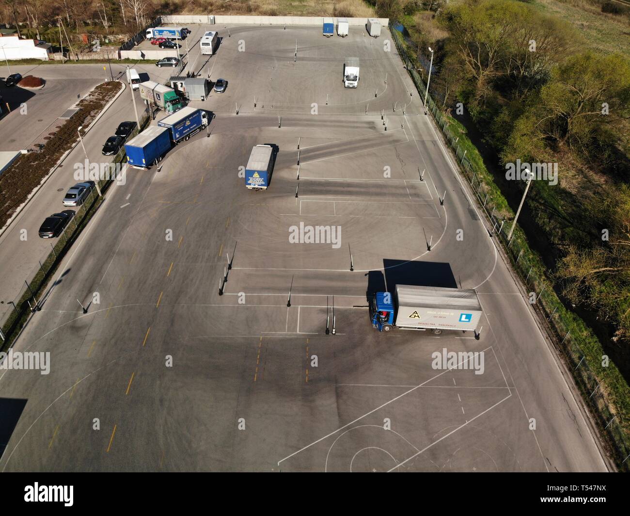 KIELCE, Pologne - 16 avril 2019 : éditorial de l'image aérienne formation voiture POIDS LOURDS centre de triage à Kielce. Banque D'Images