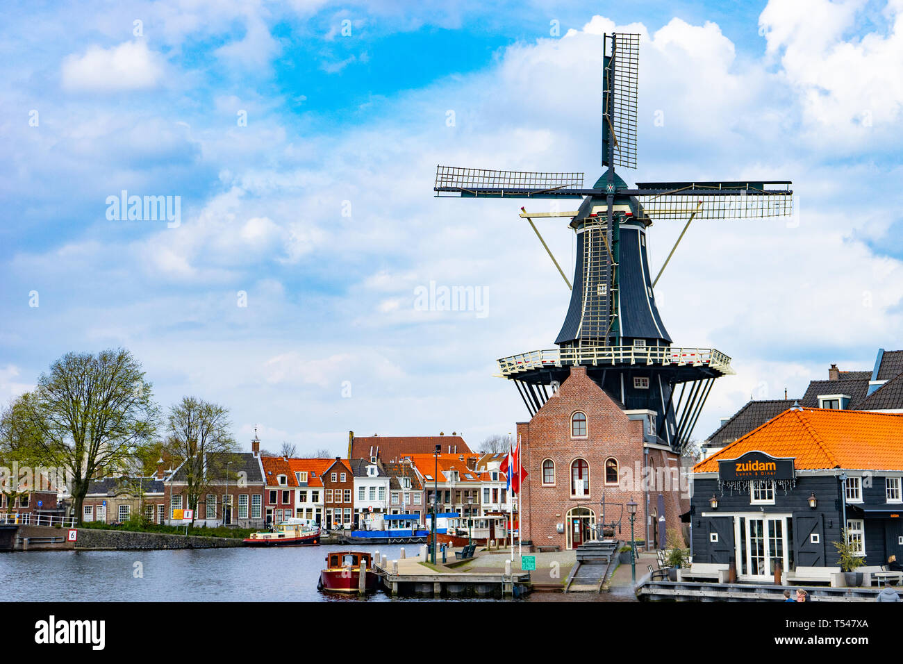 HAARLEM, Pays-Bas - le 9 avril 2016 : Adriaan de moulin à vent hollandais traditionnel sur le canal de l'eau aux Pays-Bas. Banque D'Images
