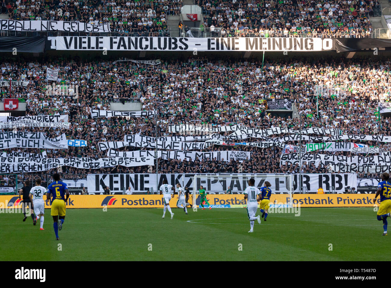 Sports, football, Bundesliga 2018/2019 Borussia Moenchengladbach, vs RB Leipzig 1-2, stade Borussia Park, Gladbach football fans de la Nordkurve bannières actuelles contre les Red Bulls de Leipzig, insultes, humiliations, injustices, insipidness disparagements, invectives, insultes, abus, crépite, au-dessous de la ceinture, le LDF RÈGLEMENT INTERDIT TOUTE UTILISATION DES PHOTOGRAPHIES COMME DES SÉQUENCES D'IMAGES ET/OU QUASI-vidéo Banque D'Images