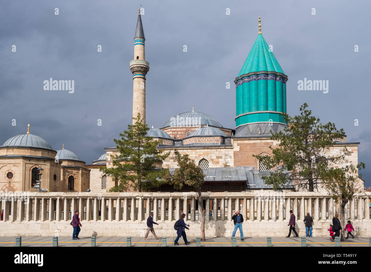 Konya, Turquie - 21 octobre 2018 : peuple turc non identifiés à pied près de la mosquée musée de Mevlana à Konya, Turquie. Mevlana Celaleddin-i Rumi est un suf Banque D'Images