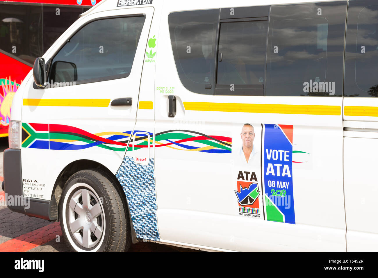 L'Afrique du Sud pour la campagne électorale 8 mai 2019 annoncé sur ce taxi noir africain pour un parti politique dans la course avec des mots voter ATA Banque D'Images