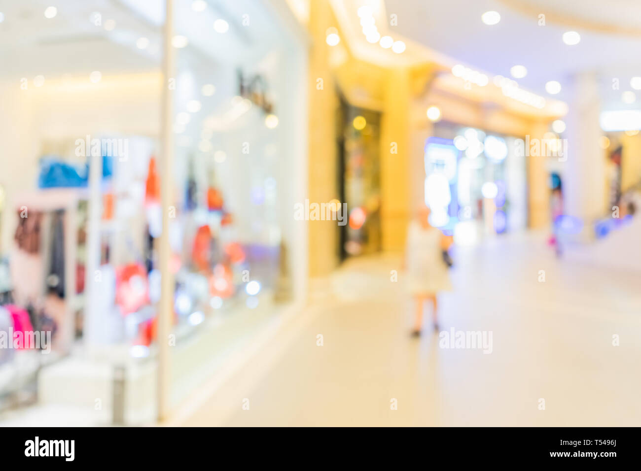 Résumé flou avec bokeh et centre commercial de flou artistique en arrière-plan. pour magasin ministère Image floue de centre commercial avec bokeh. Banque D'Images