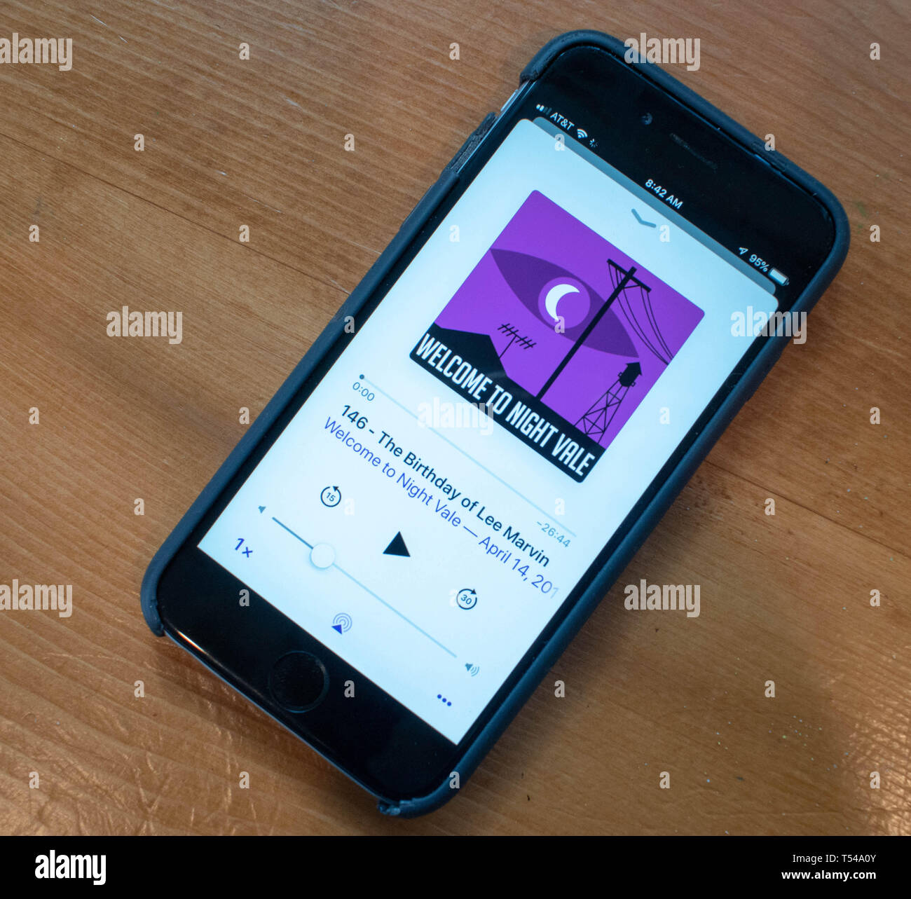 Photo du smartphone avec Bienvenue à Vale de nuit. jeu podcast Banque D'Images