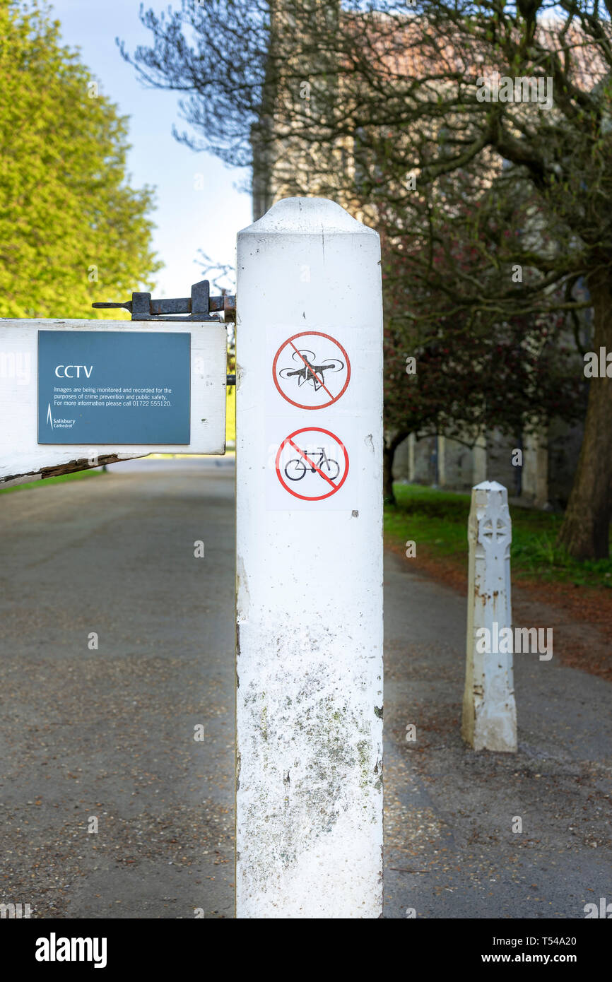 Les petits signes sur white post indiquant que l'utilisation de drones et des vélos est interdite et la zone est surveillée par CCTV Banque D'Images