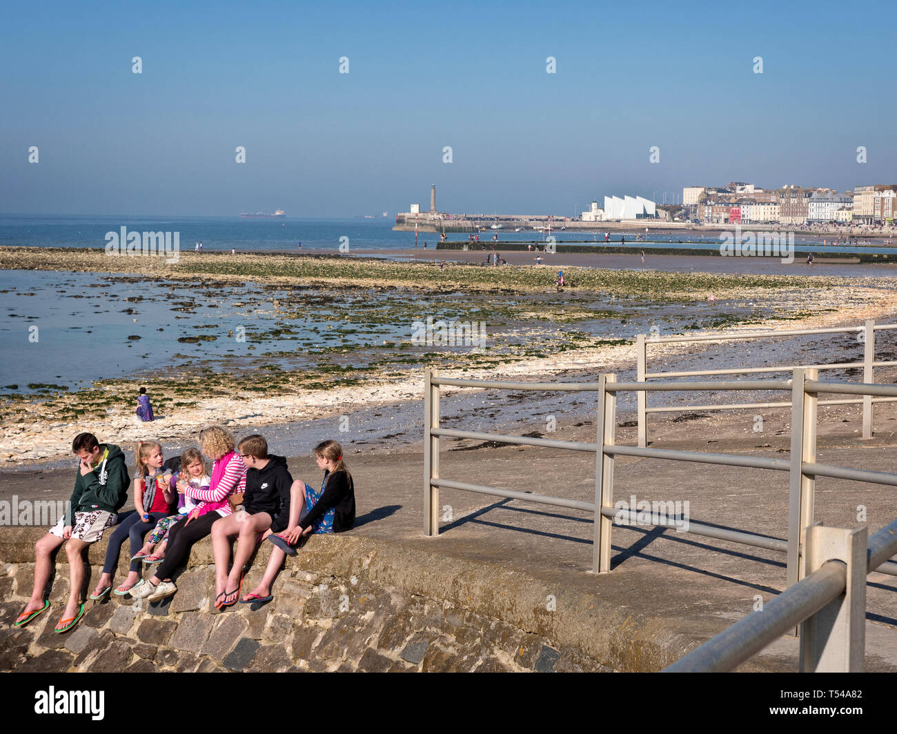 Famille sur la plage de Margate Kent UK Banque D'Images