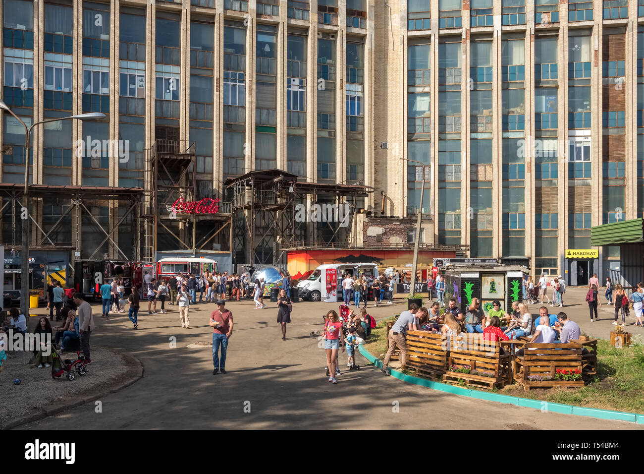 Biélorussie, Minsk - 17 juin 2018 : vue d'été de l'autre célèbre lieu-dit Pesochnica avec camions de nourriture et de cafés en plein air à Minsk, Bélarus Banque D'Images