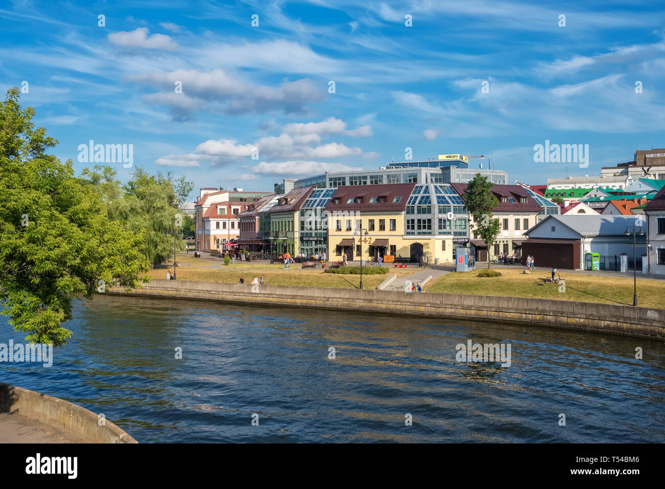 Biélorussie, Minsk - 17 juin 2018 : vue d'été de la célèbre rivière Svisloch et Zybickaja street dans le centre-ville de Minsk, Bélarus Banque D'Images