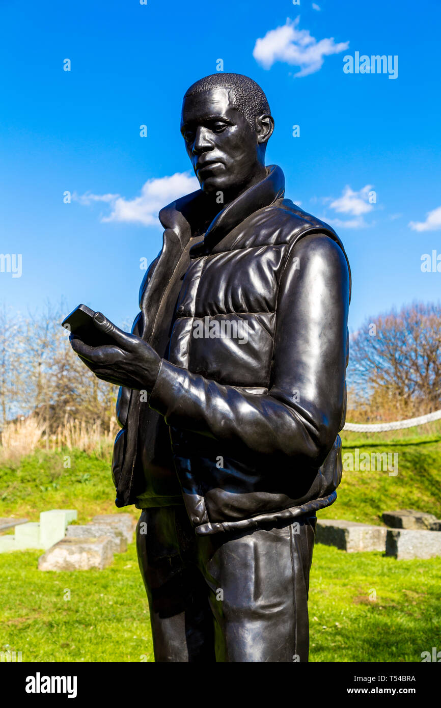 Sculpture d'homme tenant un téléphone mobile par Thomas J Prix, 'Réseau', 2013, trois usines en partie de l'art Sculpture Trail Line, London, UK Banque D'Images