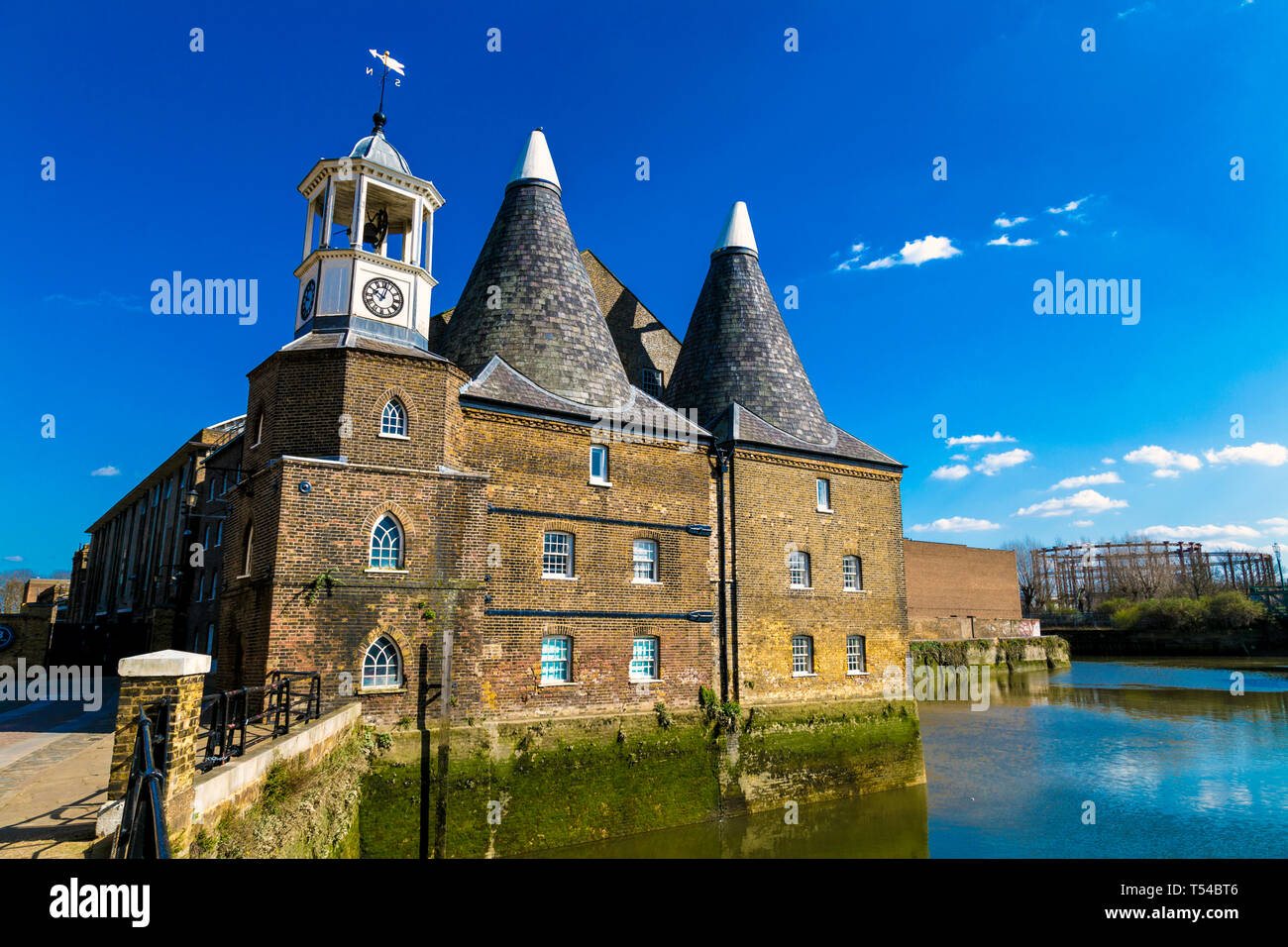 Extérieur du moulin à horloge historique du XIXe siècle à Three Mills Island, Bow, Londres, Angleterre Banque D'Images