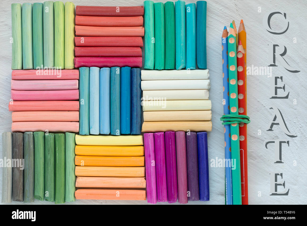Craies pastel arc-en-ciel et tas de crayons, de créer du texte sur fond blanc chaulés. Modèle vivant. Retour à l'école, de l'art concept Banque D'Images