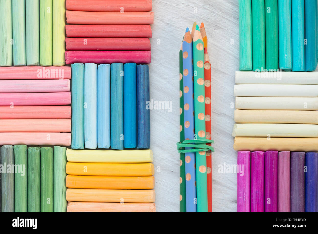 Arrière-plan lumineux de craies pastel et crayons arc-en-ciel. Modèle vivant. Concept Retour à l'école Banque D'Images