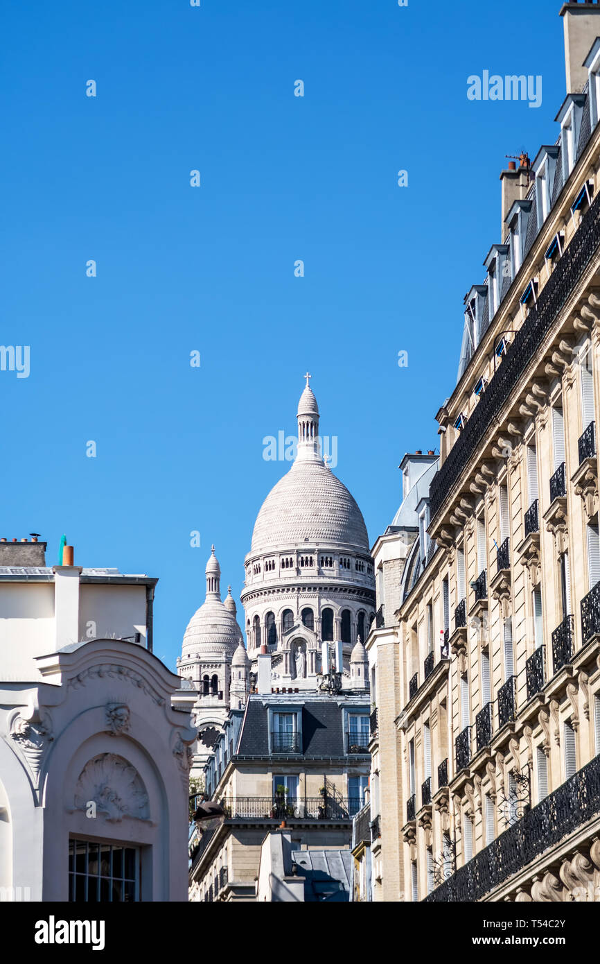 Sacré Coeur d'une rue étroite de Montmartre à Paris Banque D'Images