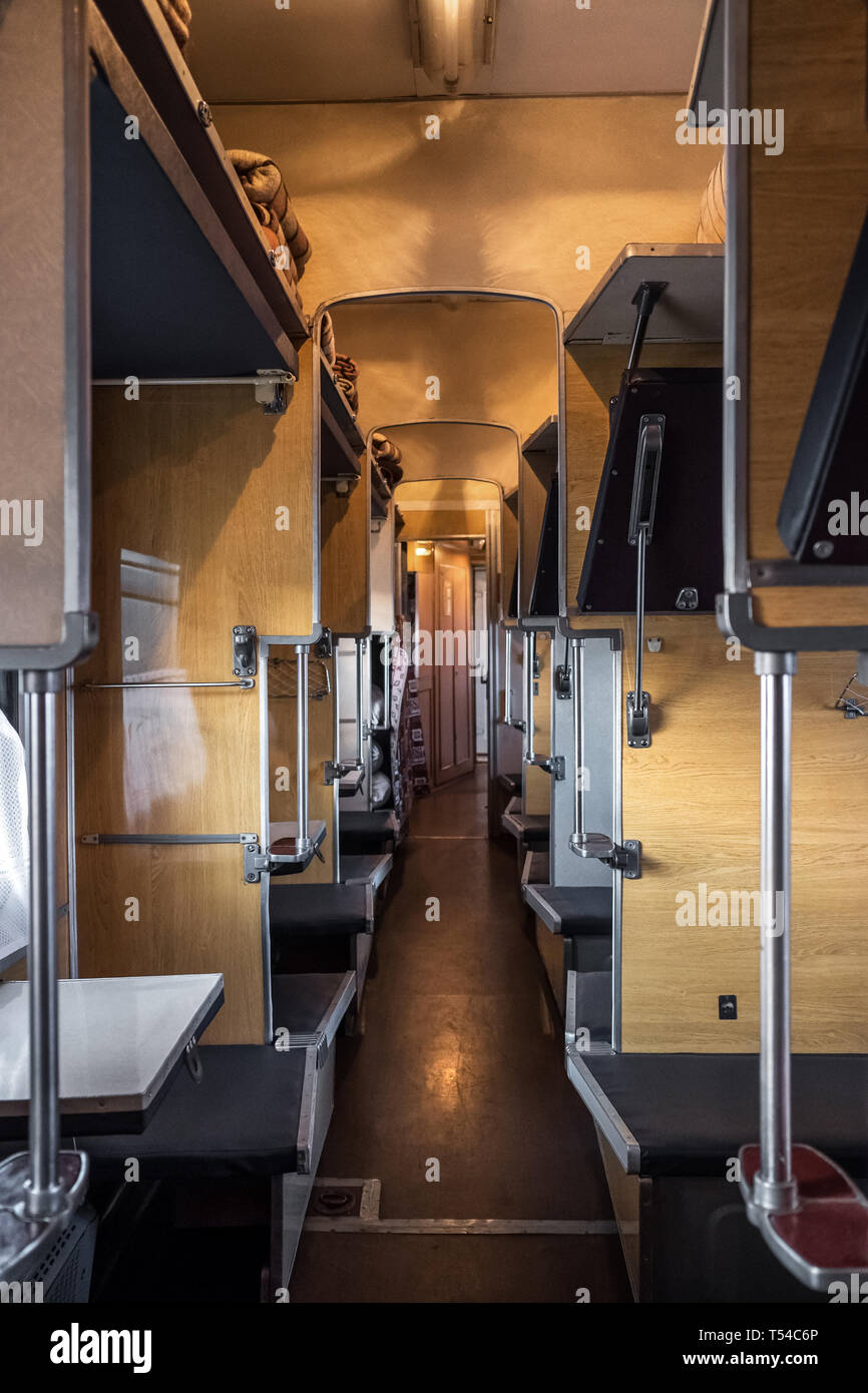 De l'intérieur train couchette typique en Ukraine. Aucun peuple sur la photo Banque D'Images