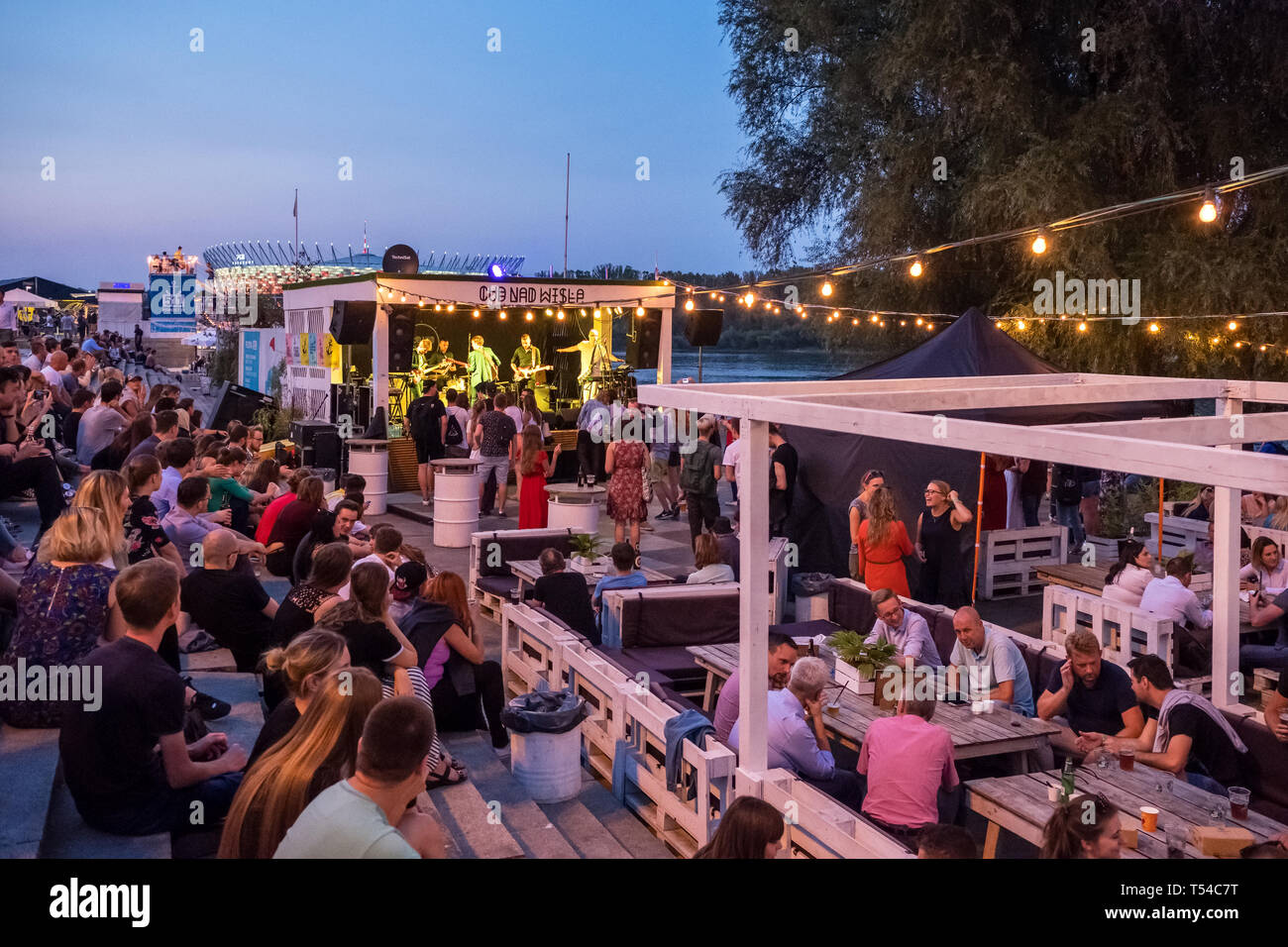 Varsovie, Pologne - 23 août 2018 : la nuit à Varsovie. Les concerts de musique dans un bar en plein air au bord de la rivière Wisla en centre-ville Banque D'Images