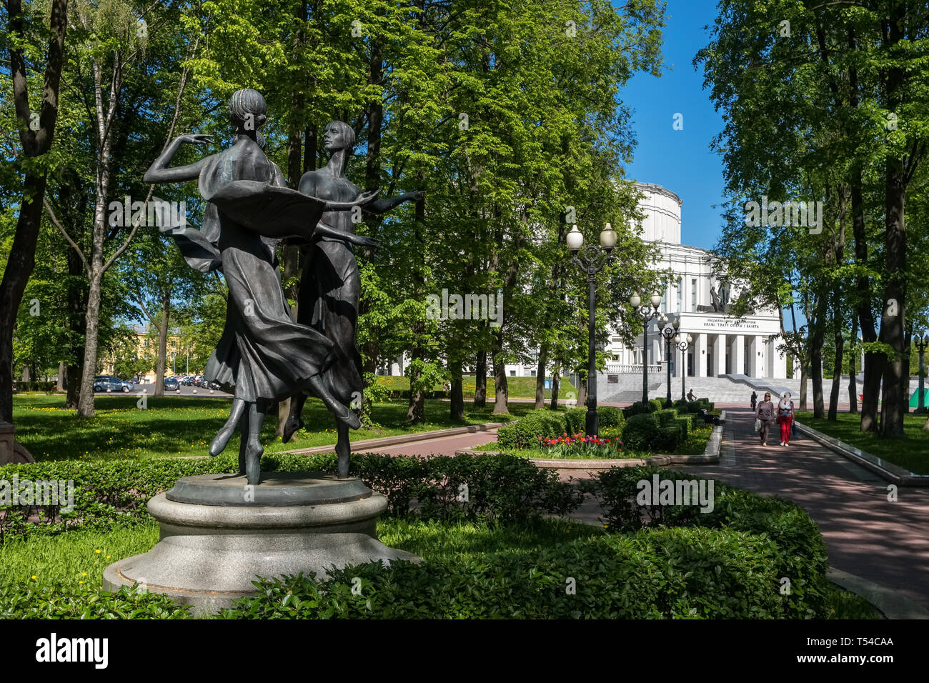 Minsk, Belarus - 7 mai 2018 : le théâtre de ballet et d'Opéra National du Bélarus à Minsk. Magnifique parc de sculptures près du bâtiment du théâtre Banque D'Images