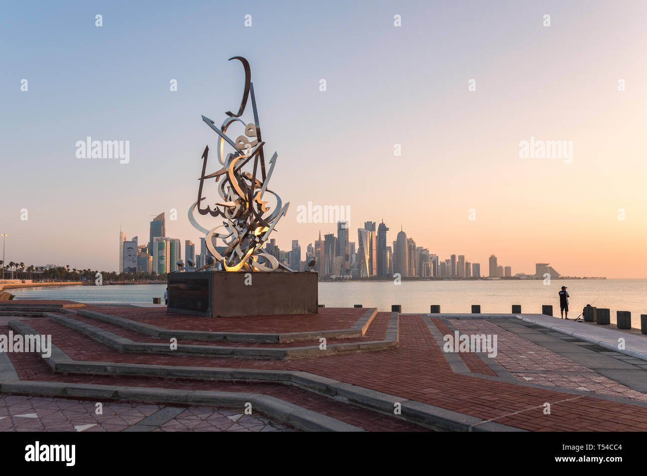 DOHA, QATAR - 14 avril 2019 : Calligraphie sculpture par Arbilli Sabah sur la Corniche de Doha, le Moyen-Orient. Banque D'Images