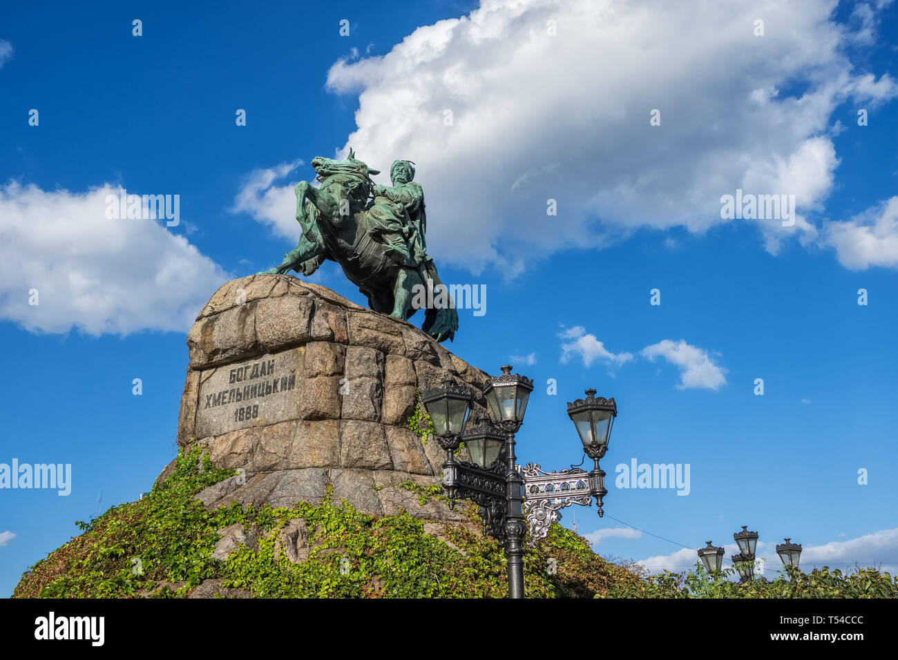Monument à célèbre hetman ukrainien Bogdan Khmelnitski sur Sofia square à Kiev, Ukraine. Traduction de l'inscription sur le monument : Bogdan Khmeln Banque D'Images