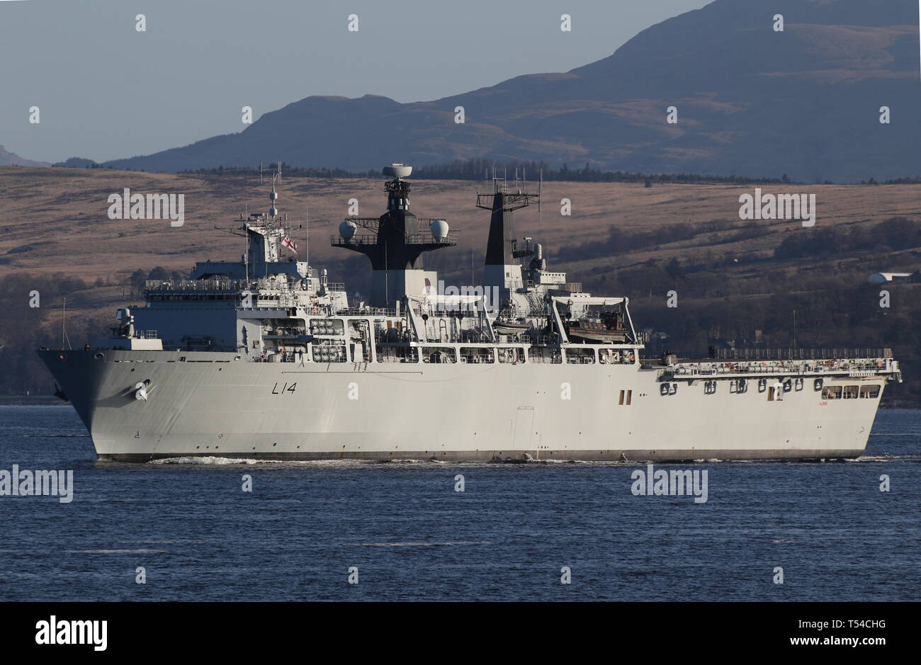 L'Albion (L14), une classe d'Albion de débarquement amphibie exploités par la Marine royale, passant Gourock au début de l'exercice Joint Warrior 19-1. Banque D'Images