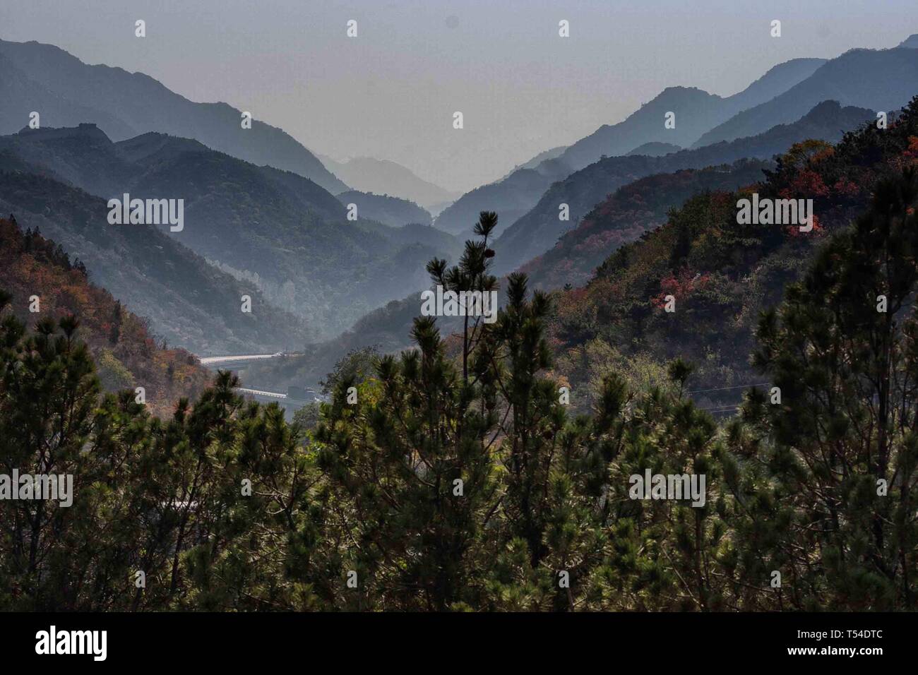 Le District de Yanqing, Badaling, la Chine. 19 Oct, 2006. Une vue de la campagne locale de montagne à travers une ouverture dans une tour de garde dans la région de Badaling, la section la plus visitée de la Grande Muraille de Chine. Reconnu comme l'un des plus impressionnants exploits architecturaux de l'histoire, il est visité chaque année par des millions de personnes. Credit : Arnold Drapkin/ZUMA/Alamy Fil Live News Banque D'Images