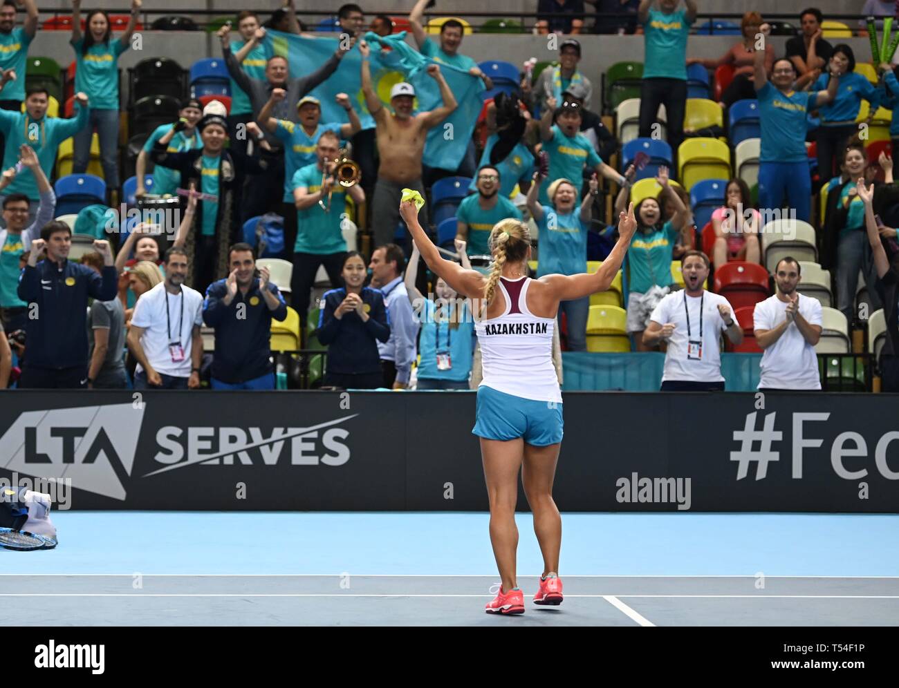 Yulia Putintseva (Kazakhstan) célèbre avec ses fans. Caoutchouc 2. Grande-bretagne v Kazakhstan. Groupe mondial II play off dans le groupe BNP Paribas Fed Cup. Boîte de cuivre arena. Queen Elizabeth Olympic Park. Stratford. Londres. UK. 20/04/2019. Banque D'Images
